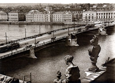 Postcard photo - Reoublican Bridge, Academy of Sciences, Leningrad 1920s